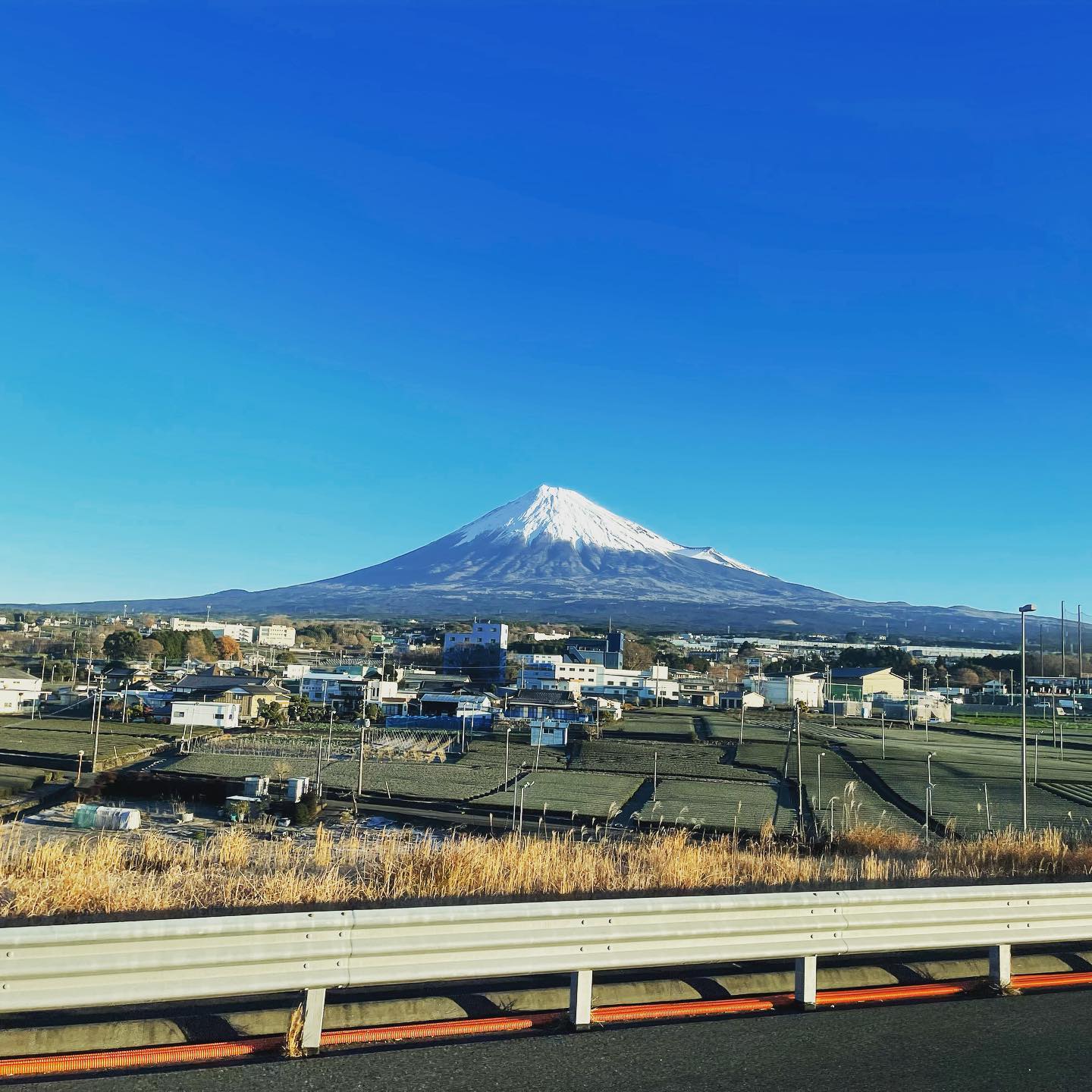 It's there

#mtfuji #fujisan #mountain #shizuoka #highway
#富士山 #山 #富士市 #東名高速 #はかた号